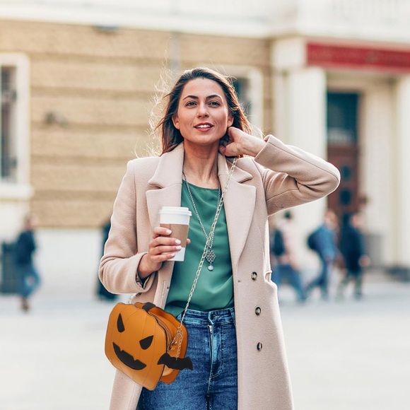 NEW! Pumpkin & Bat Halloween Jack-o’-lantern Crossbody Purse - Picture 8 of 14